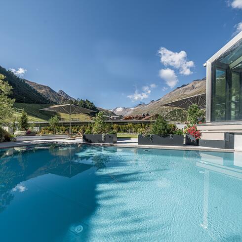 Outdoorpool mit Bergblick 