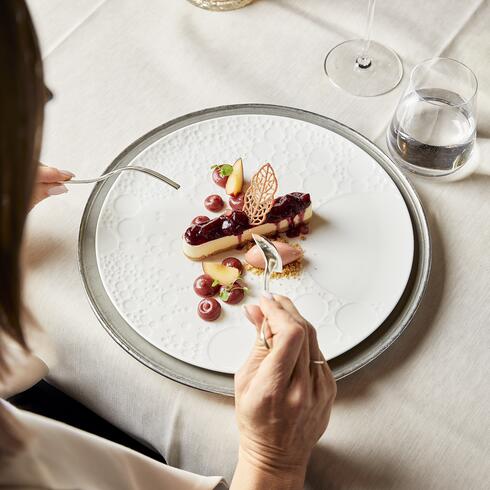 Exquisites Kirschdessert mit Eis auf weißem Teller