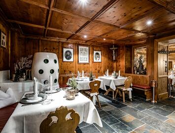 Restaurant with panelled parlour and tiled stove in the Edelweiss & Gurgl
