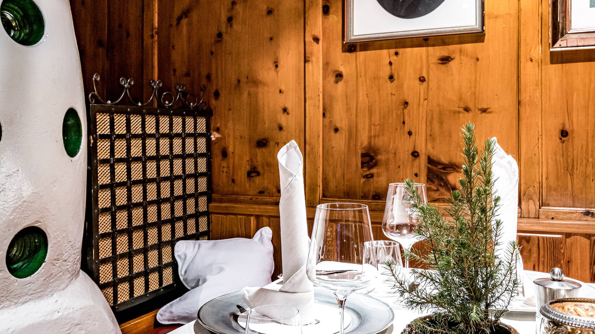 Gedeckter Tisch in holzgetäfelter Gaststube