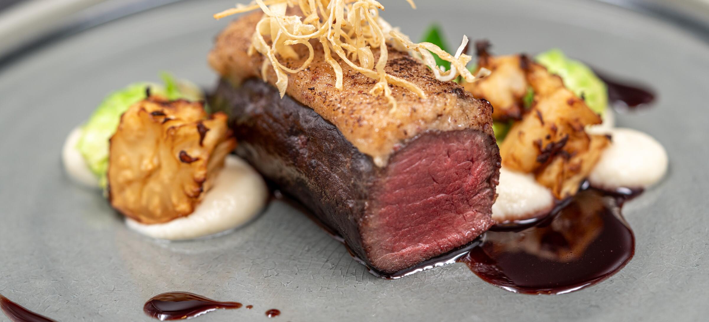 Exquisites Entenbrustgericht mit Gemüse und Soße