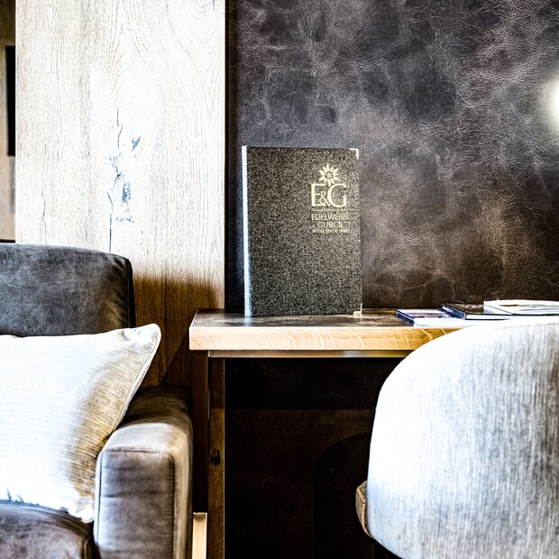 Dunkler Hotelfolder auf Holztisch im Zimmer