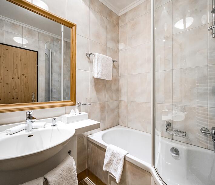 modern bathroom hotel Obergurgl