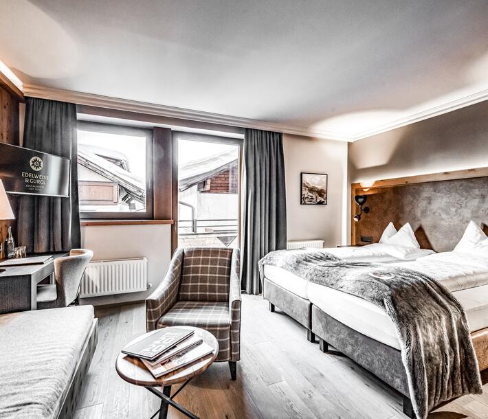 Hotelzimmer mit Sofa im Ötztal
