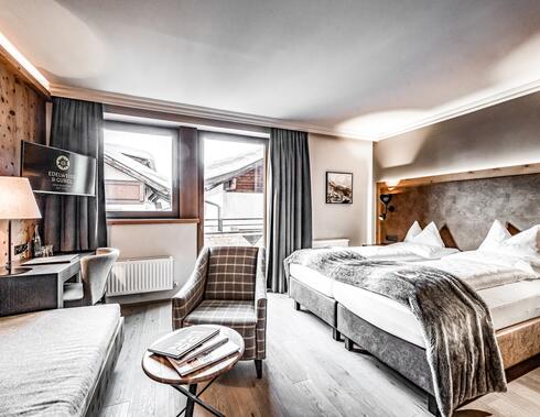 Hotelzimmer mit Sofa im Ötztal