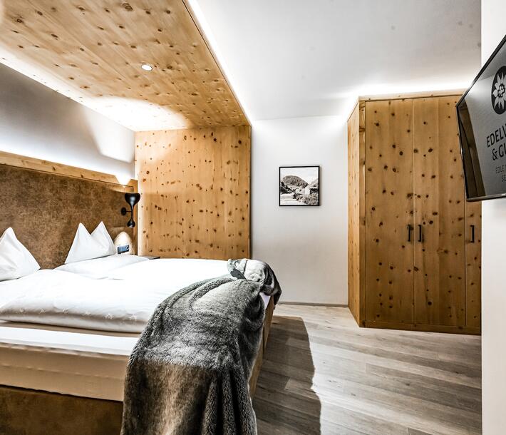 Zimmer mit Kuscheldecke in Tirol