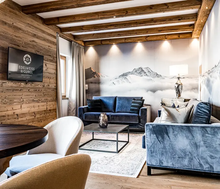 Gemütliches alpines Wohnzimmer mit Bergtapete und Samtmöbeln