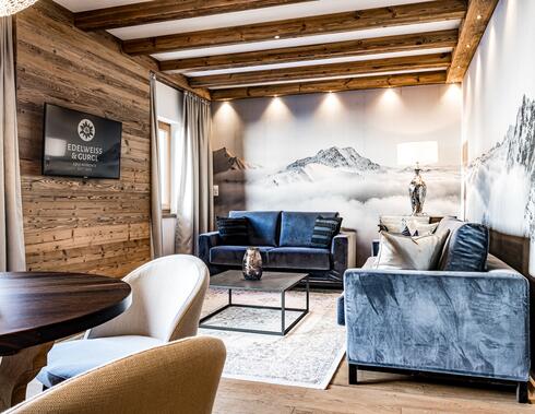 Gemütliches alpines Wohnzimmer mit Bergtapete und Samtmöbeln